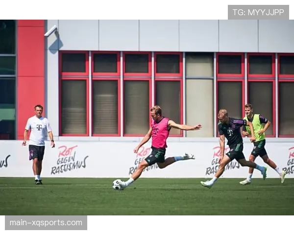 拜仁赛前训练:穆西亚拉单独进行恢复性训练,出战成疑